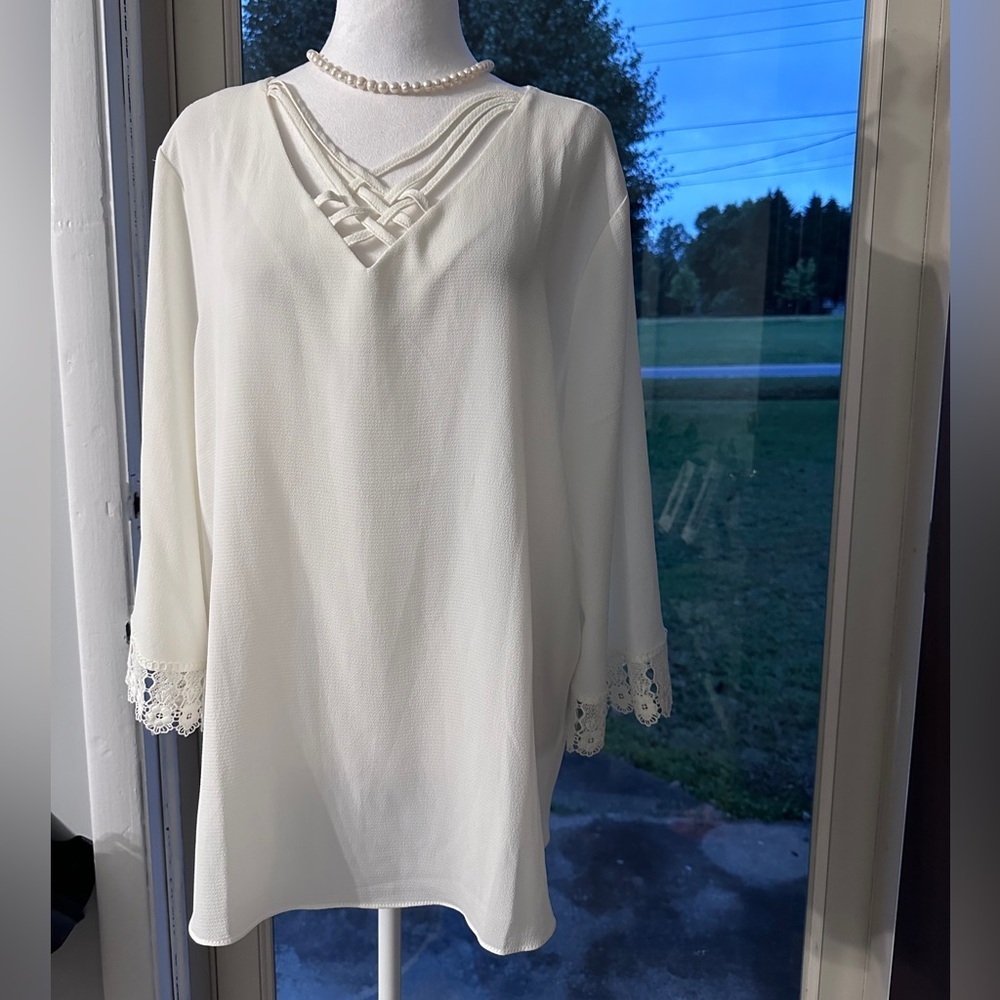 🛍️ EST 1946 white lace trimmed top size XL excellent condition.